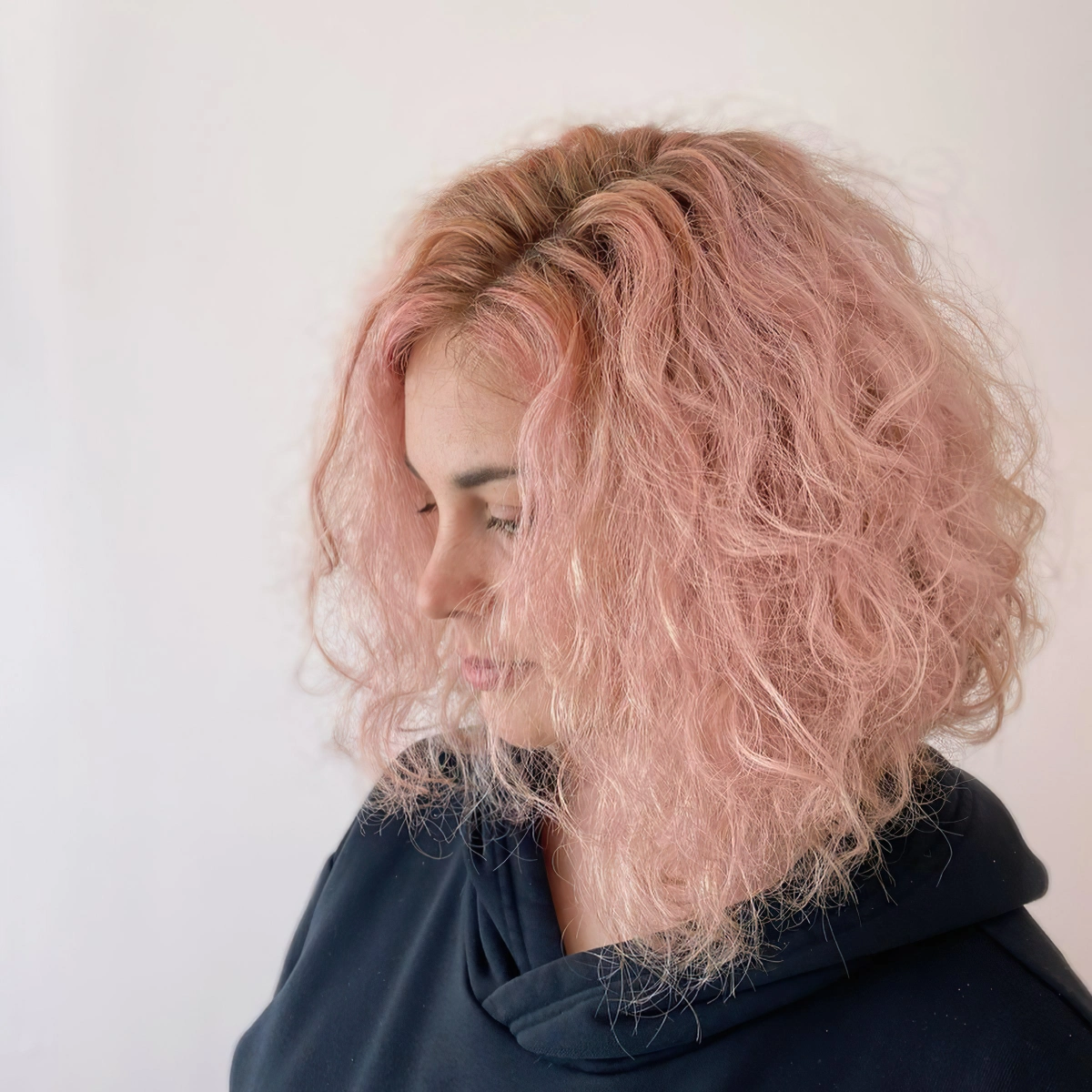 cheveux boucles carre plongeant frise couleur rose pastel coloration