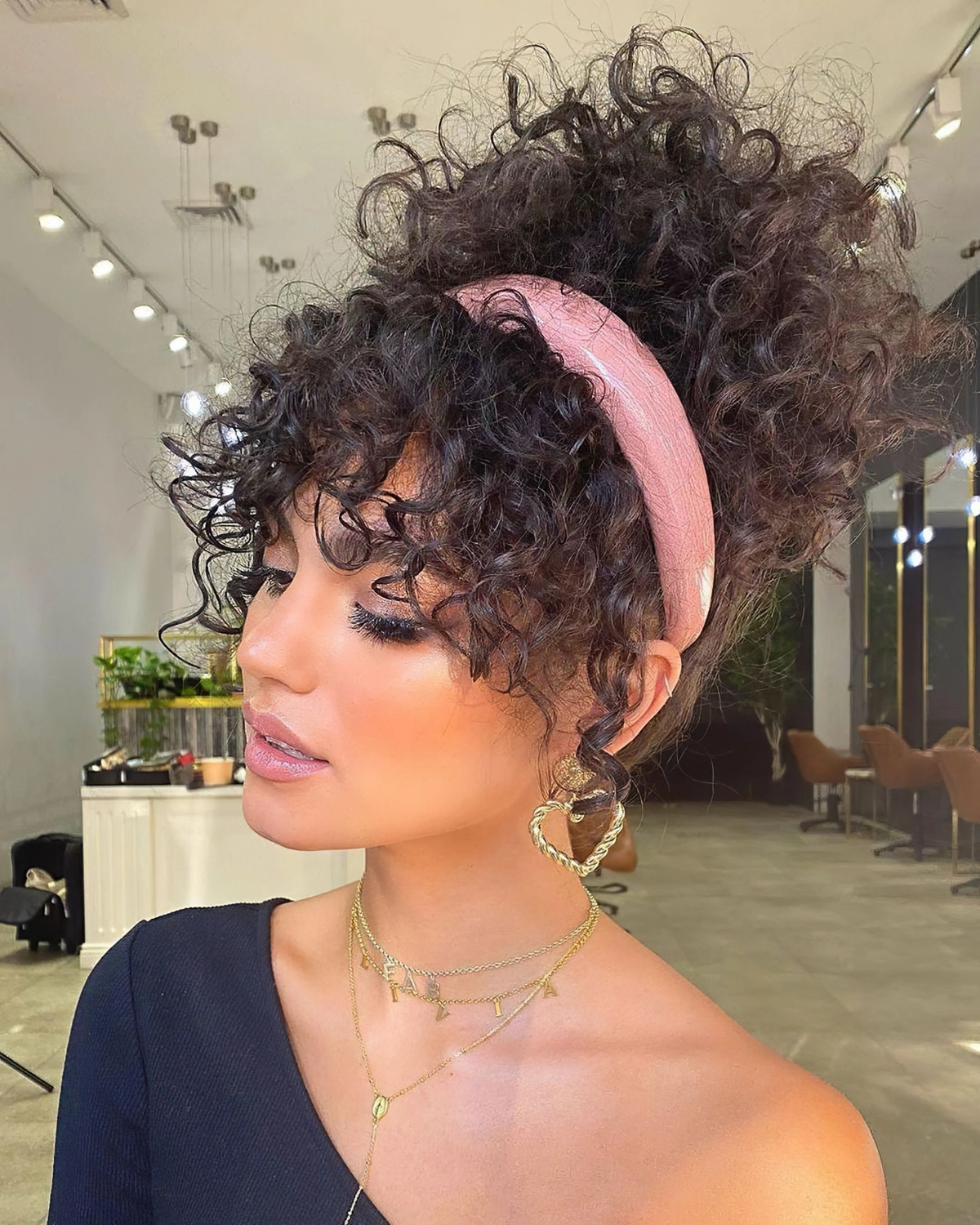 coiffure femme afro cheveuw attaches frises accessoire bandeau rose
