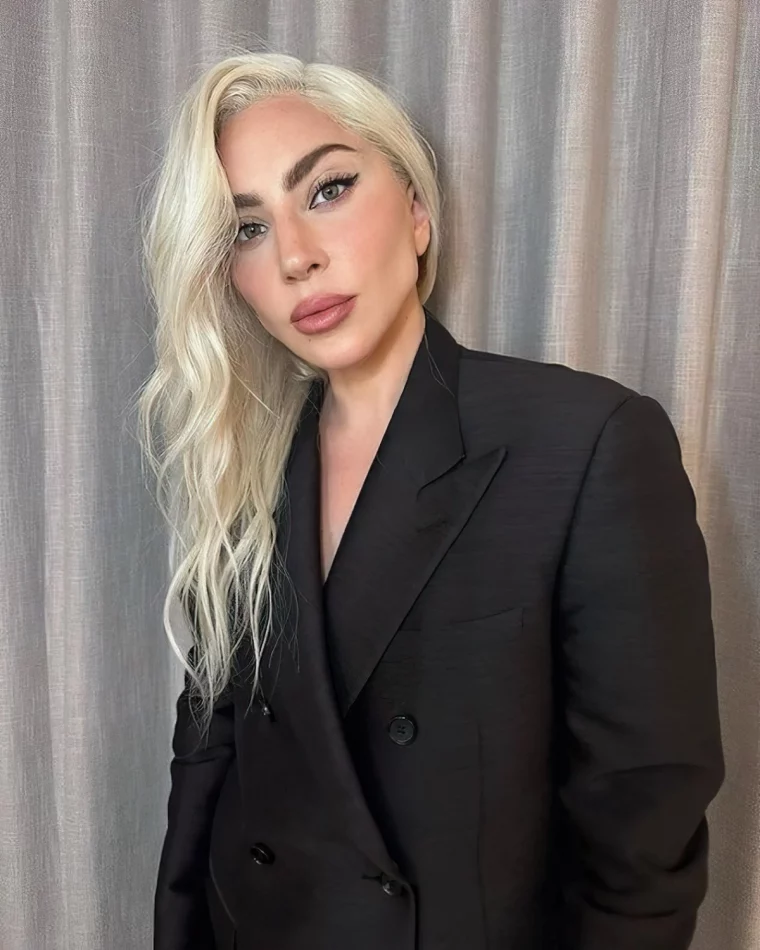 coiffure soirеe simple lady gaga ondulation naturelle cheveux blonds