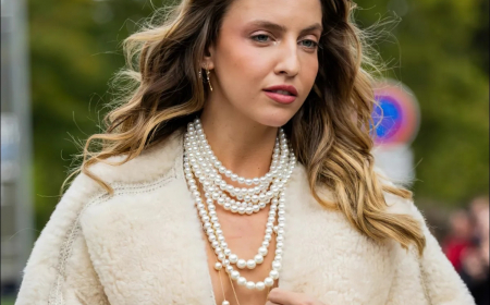 comment porter le collier en perles accumule et manteau