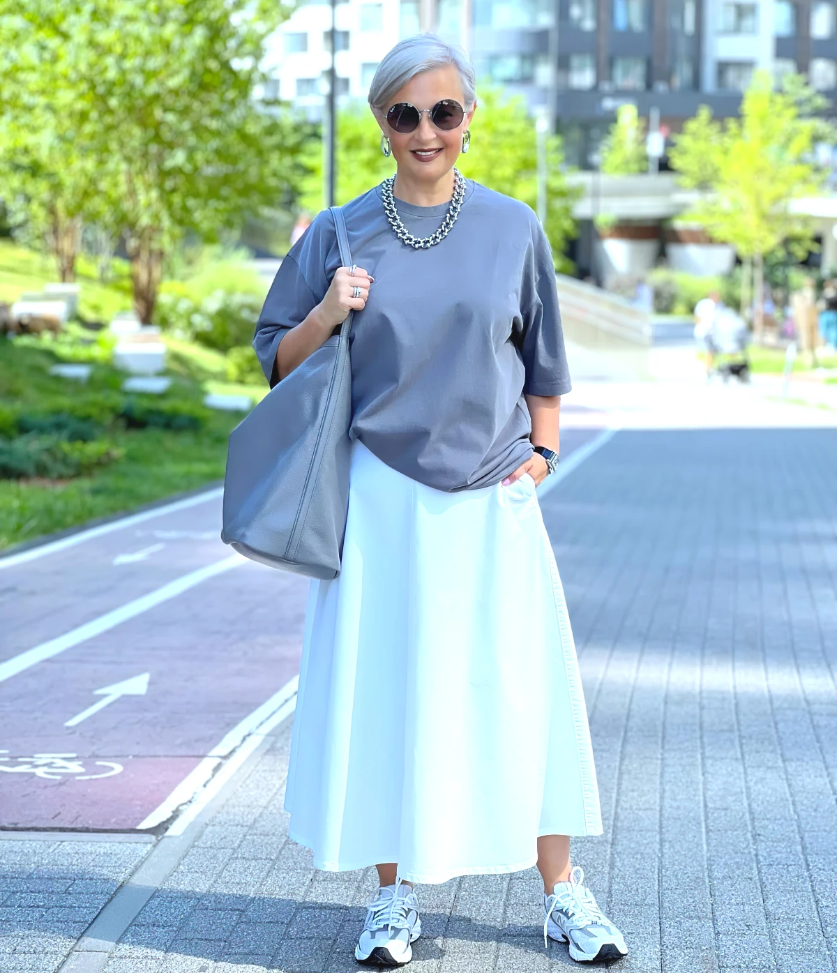 comment porter une jupe longue avec des baskets mode femme 60 ans