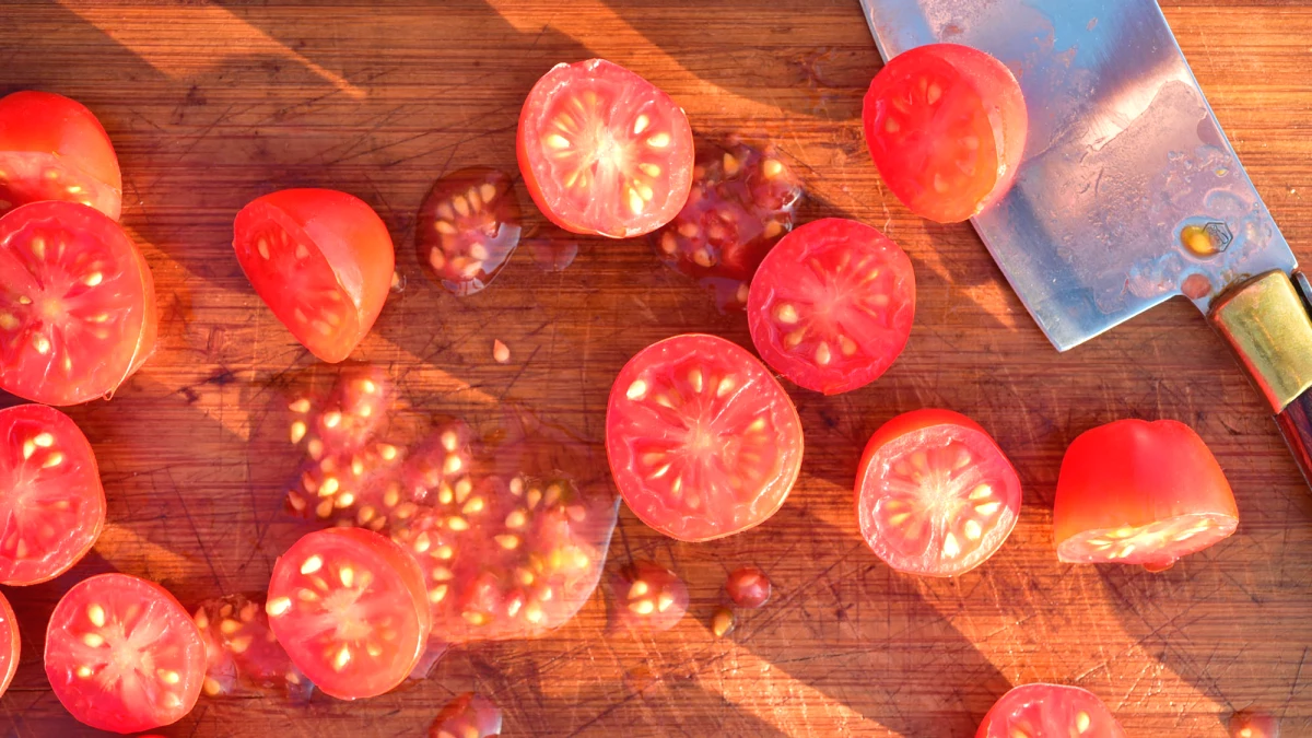 comment recuperer les graines de tomates pour les planter tomate cerises plance bois couteau