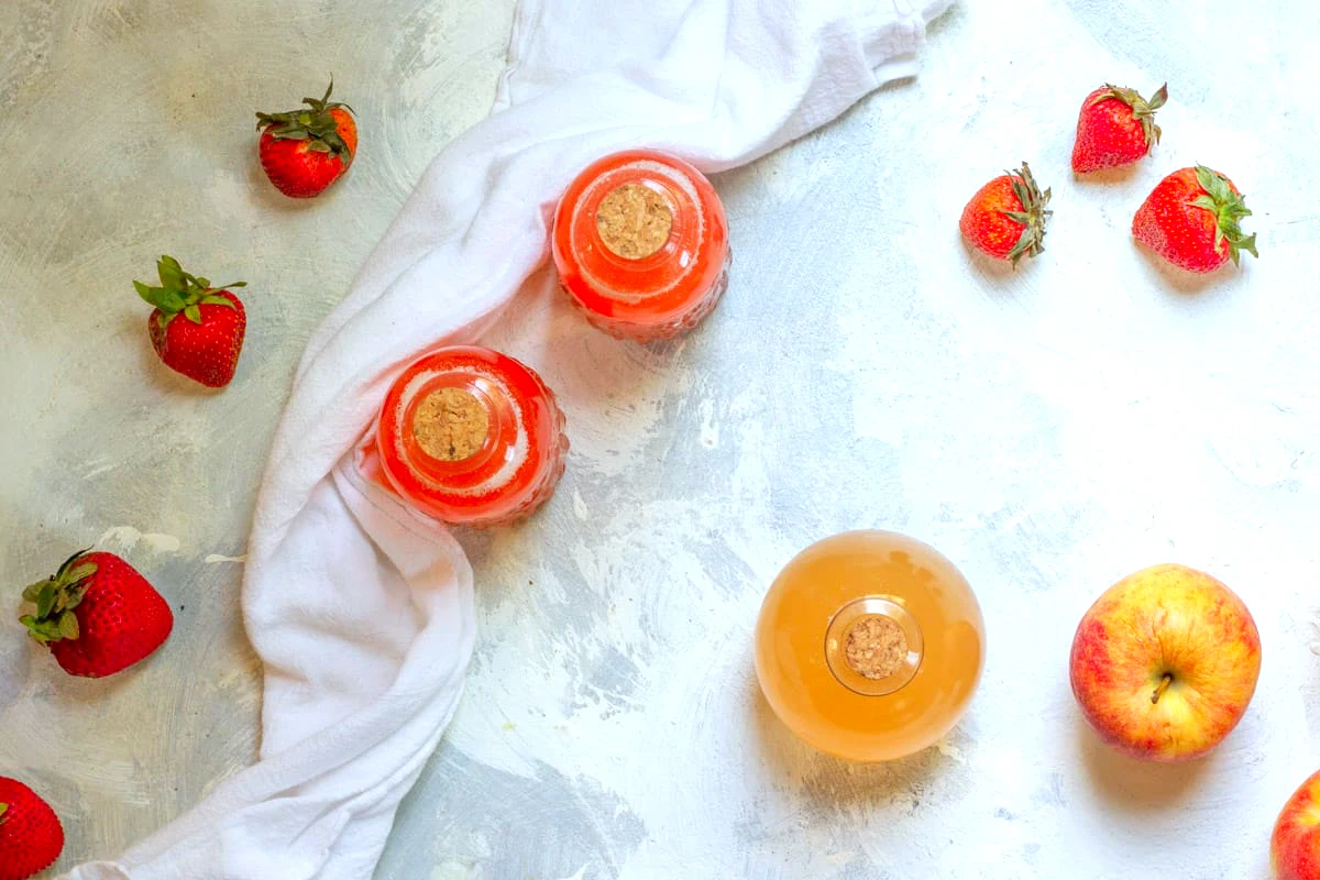 comment se fabrique le vinaigre pommes fraises nappe blanches