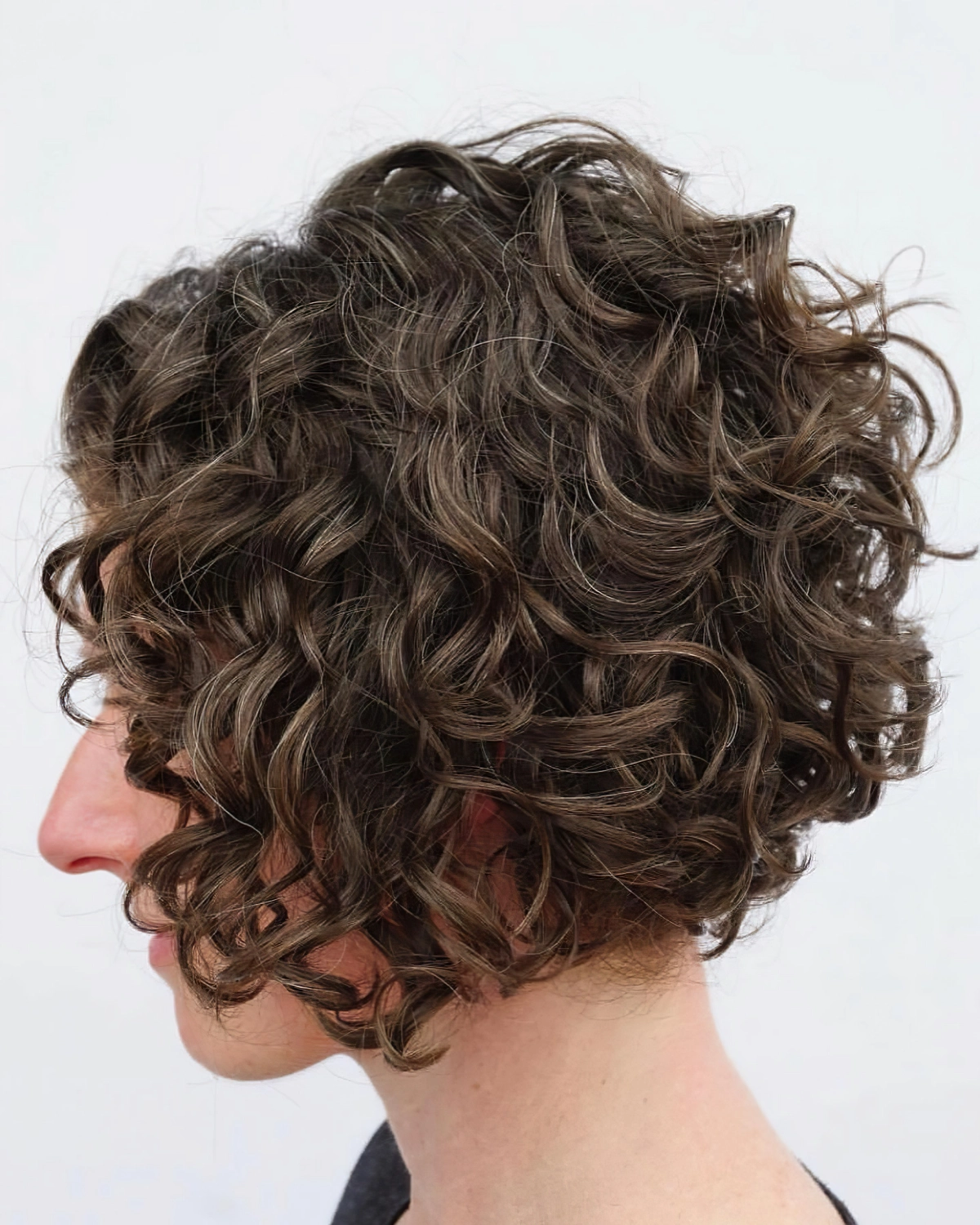 coupe cheveux carre plongeant court boucles volume texture naturelle