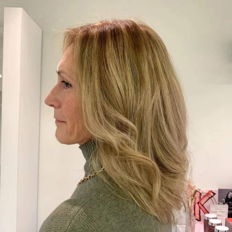coupe femme 50 ans en couches coiffure ondulation meches contouring visage