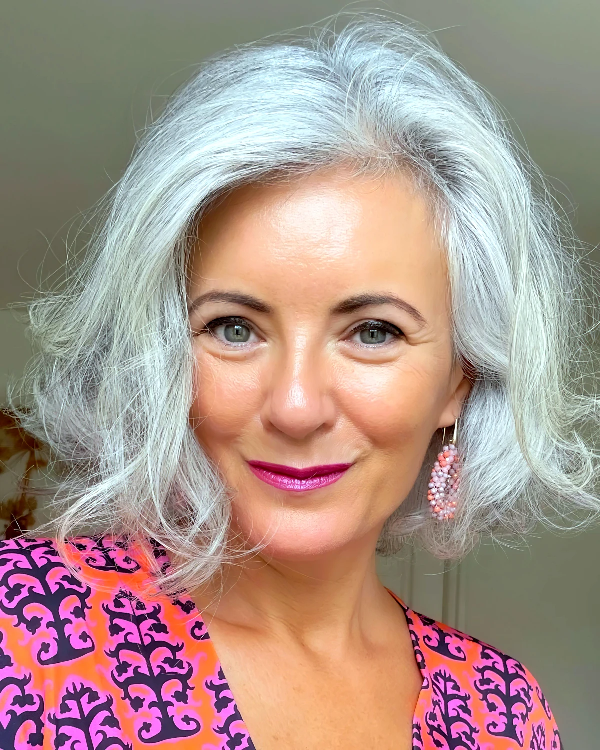 coupe mi longue pour femme de 50 ans cheveux gris