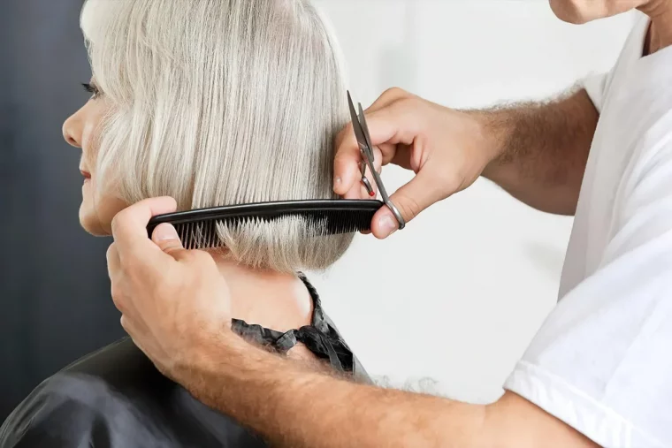 coupes cheveux raides pour femme de 60 ans