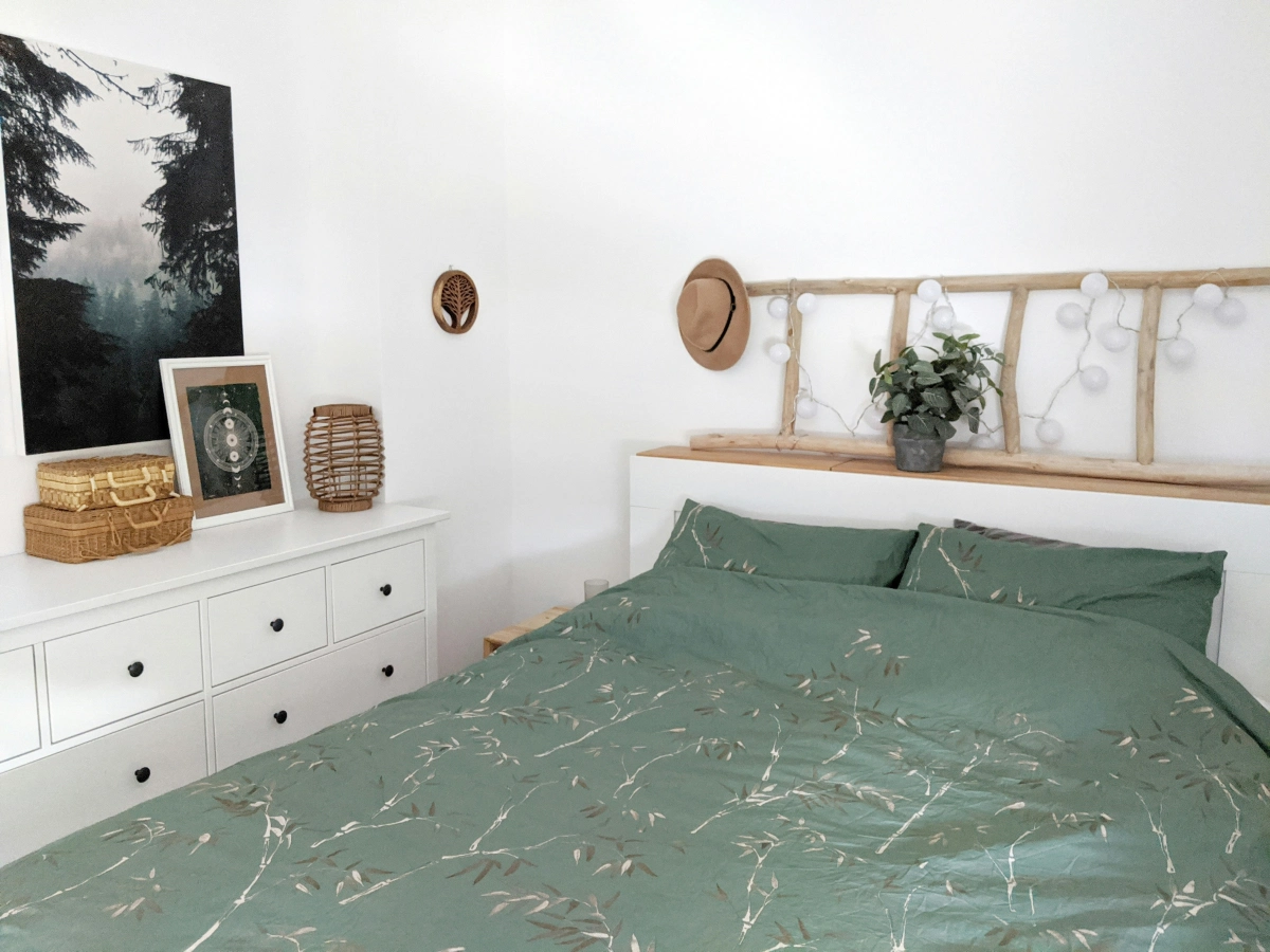 deco petite chambre mur blanc commode echelle bois decorative