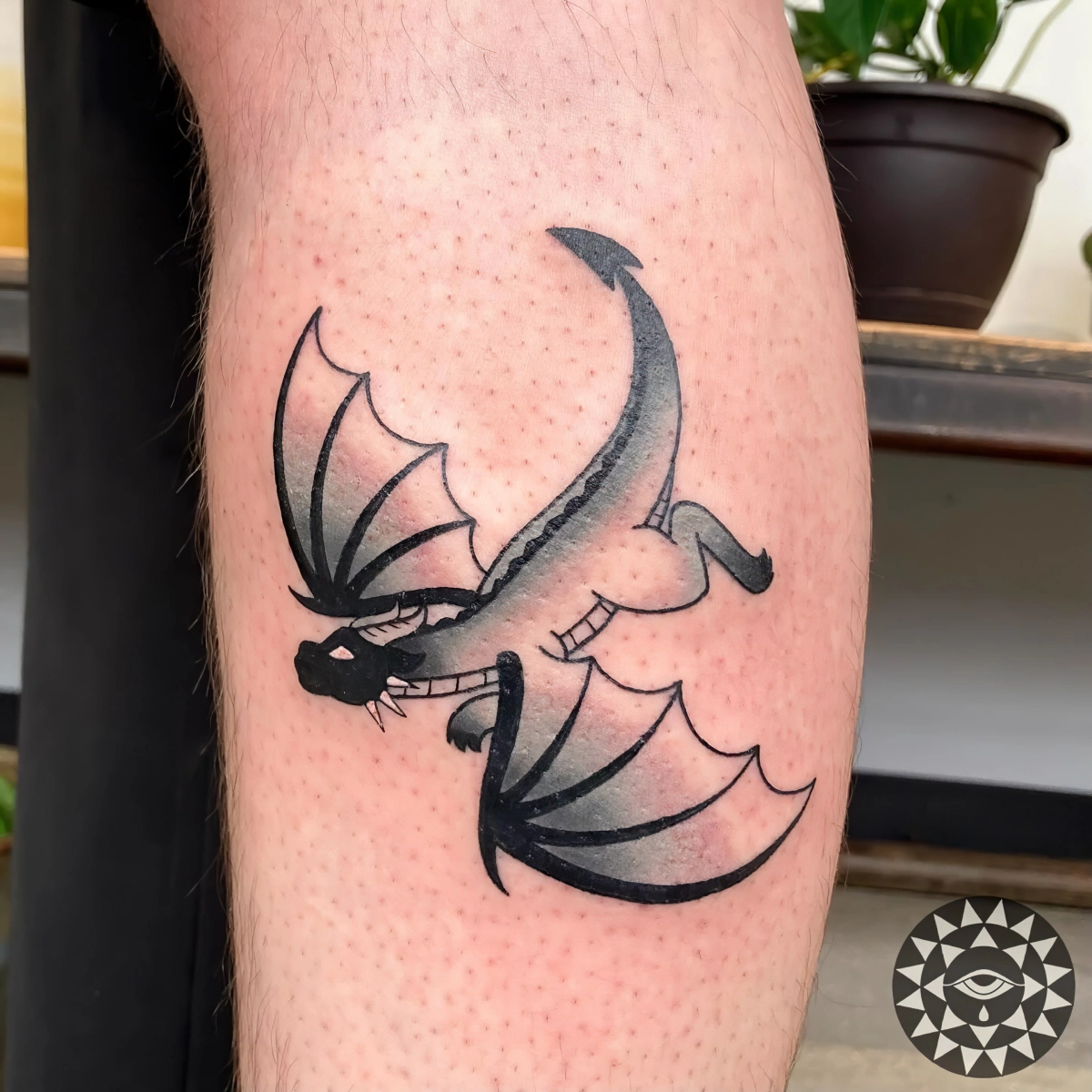 dessin dragon volant sur mollet homme motif art corporel tendance