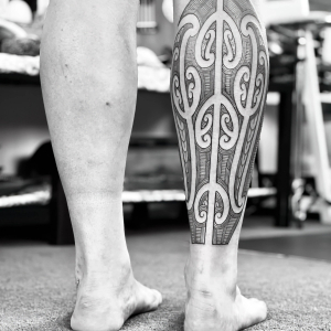 dessin jambes homme motifs geometriques tattoo tribal photo blanc noir