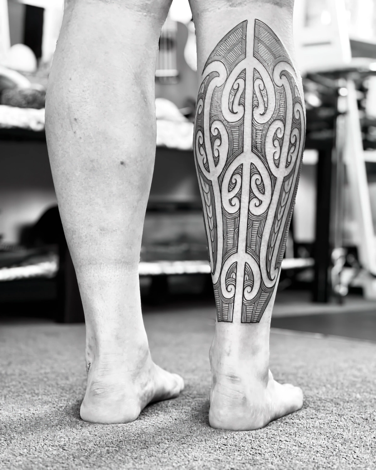 dessin jambes homme motifs geometriques tattoo tribal photo blanc noir