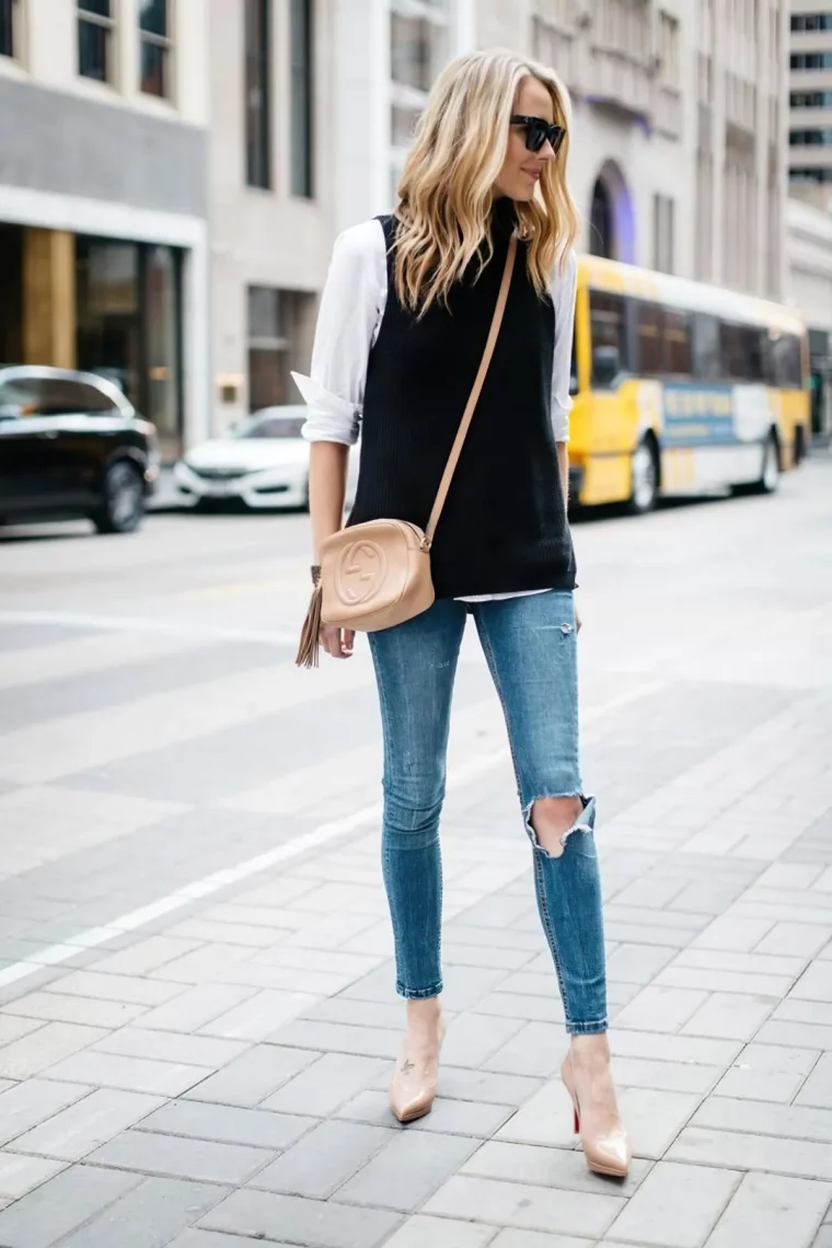 escarpins beiges jeans bleus dechires chemise et pull