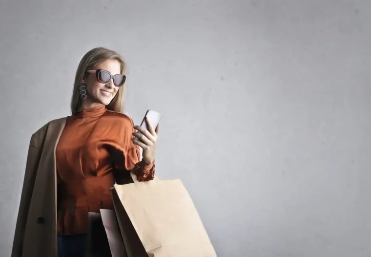 femme en blouse caramel manteau beige et lunettes de soleil