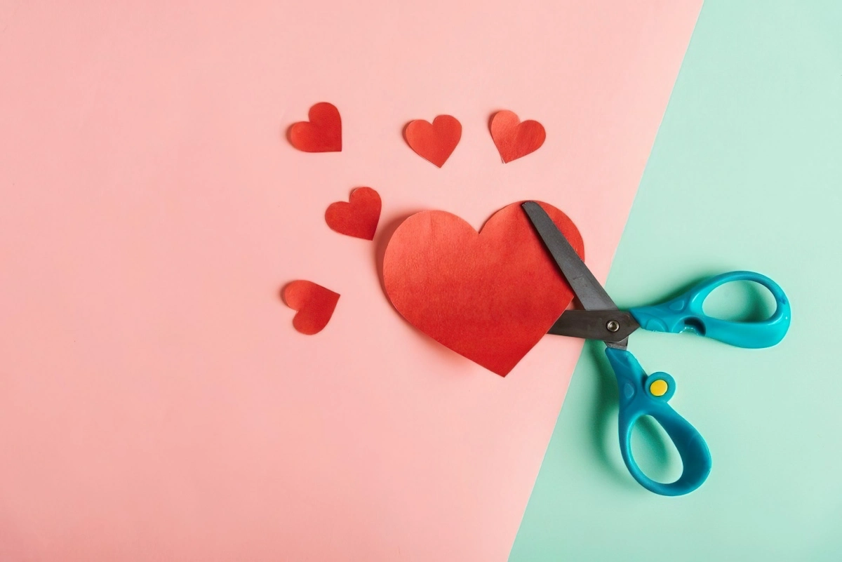 gabarit coeur rouge papier ciseaux materiel activite bricolage st valentin