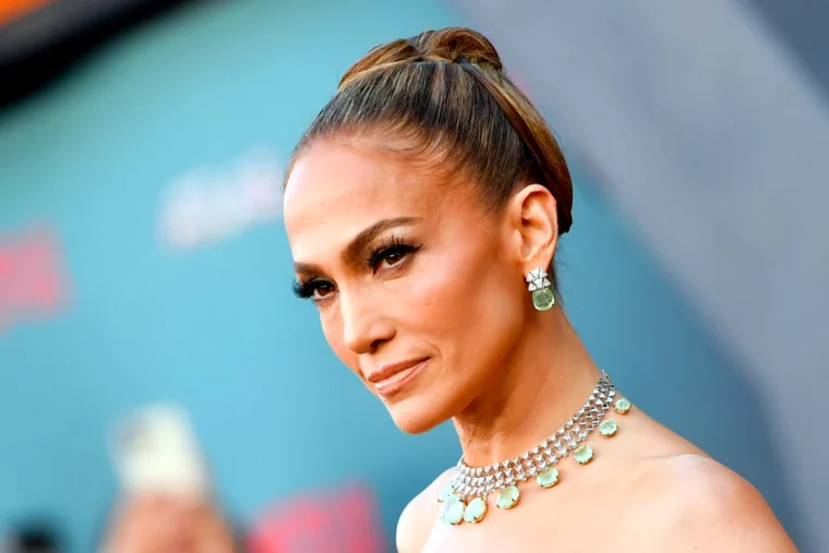 idee coiffure cheveux attache femme 50 ans jennifer lopez