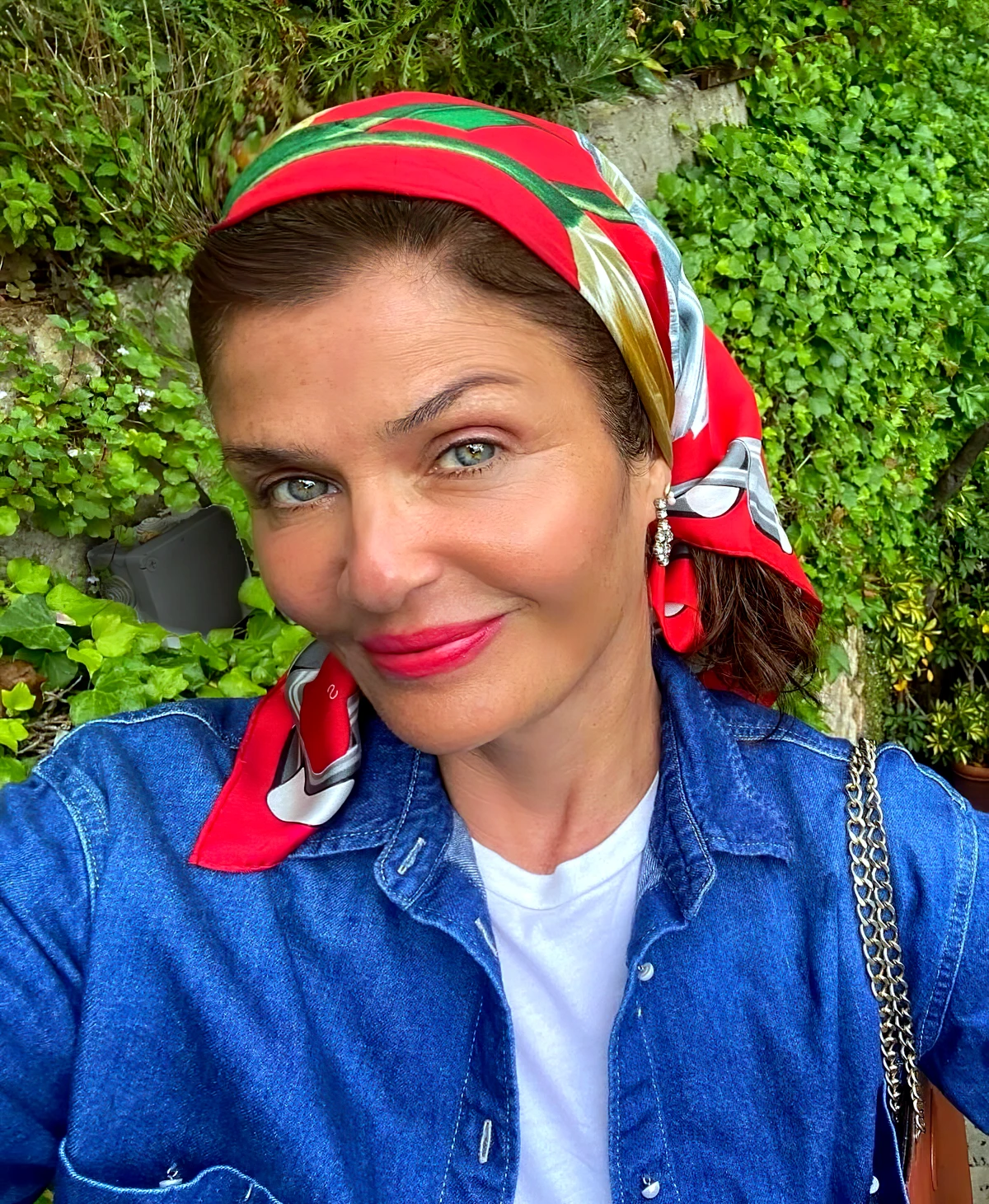 idee de coiffure avec un foulard rouge femme 50 ans