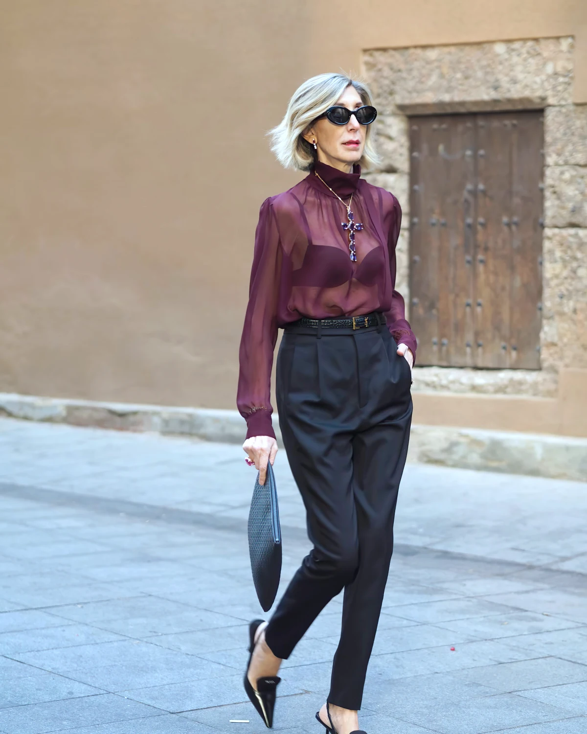 idee de look mode femme 50 ans pantalon chemiser transparent