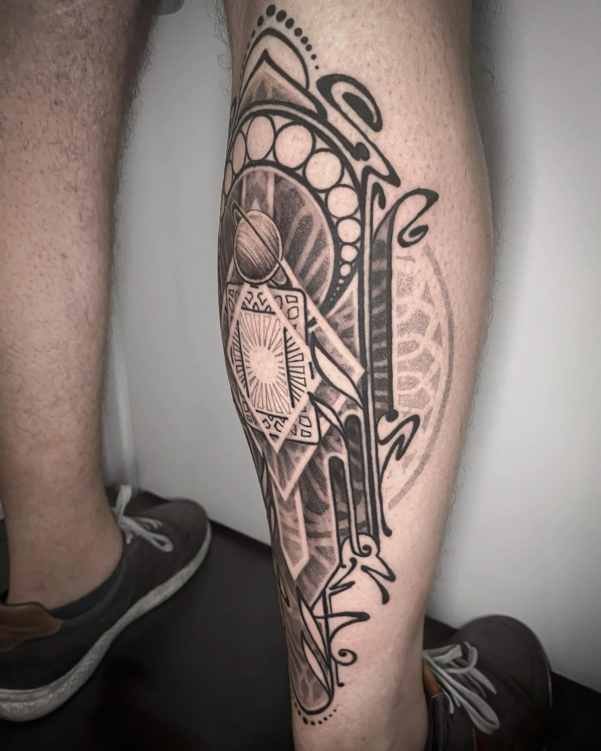 idee tatouage homme jambe motifs geometriques symboles