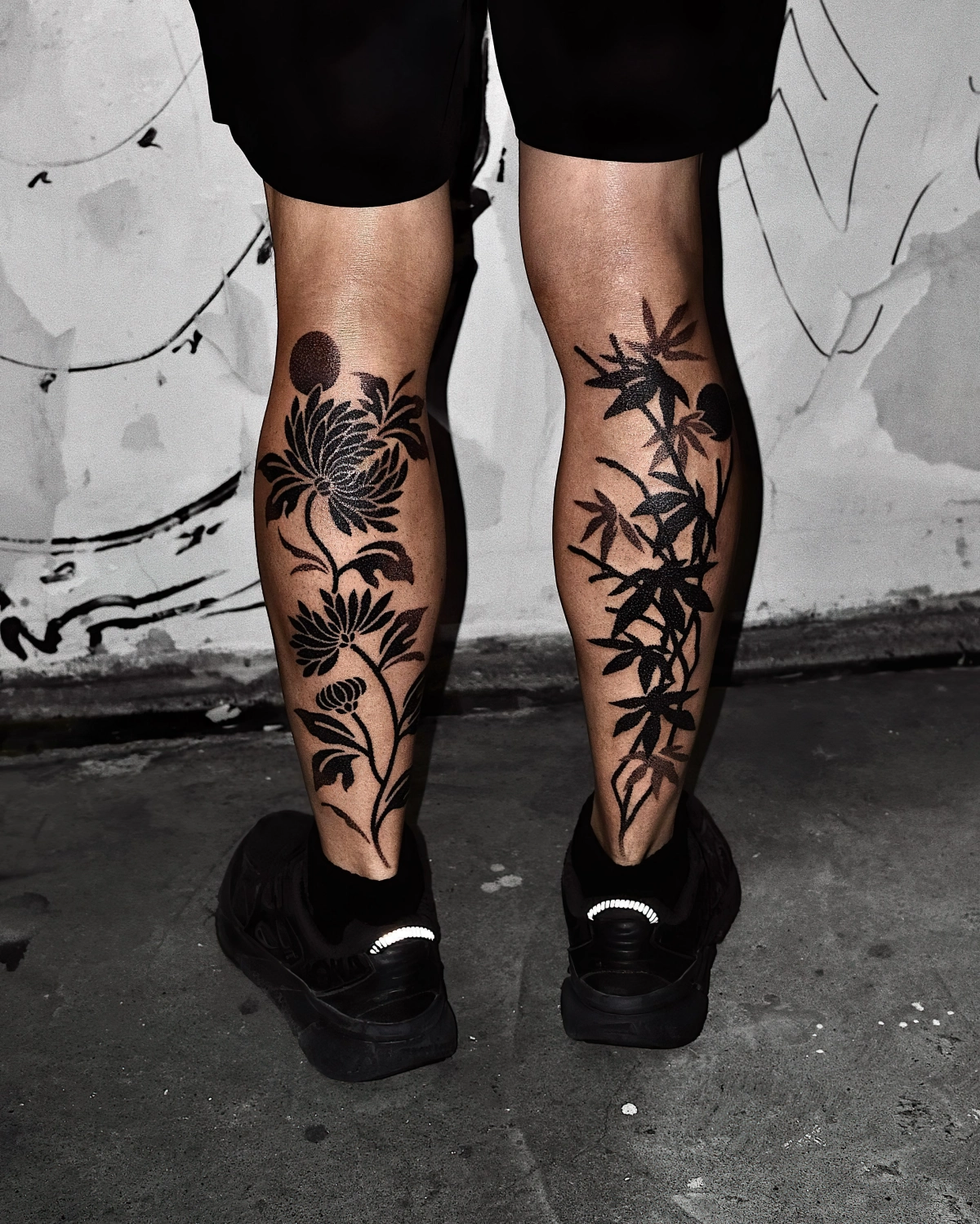 idee tatouage mollet homme motifs fleuris noir palmiers petales