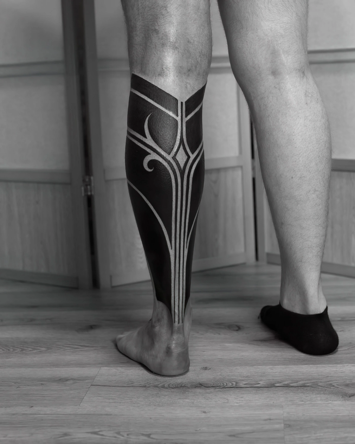 idee tatouage mollet homme noir lignes geometriques jambes