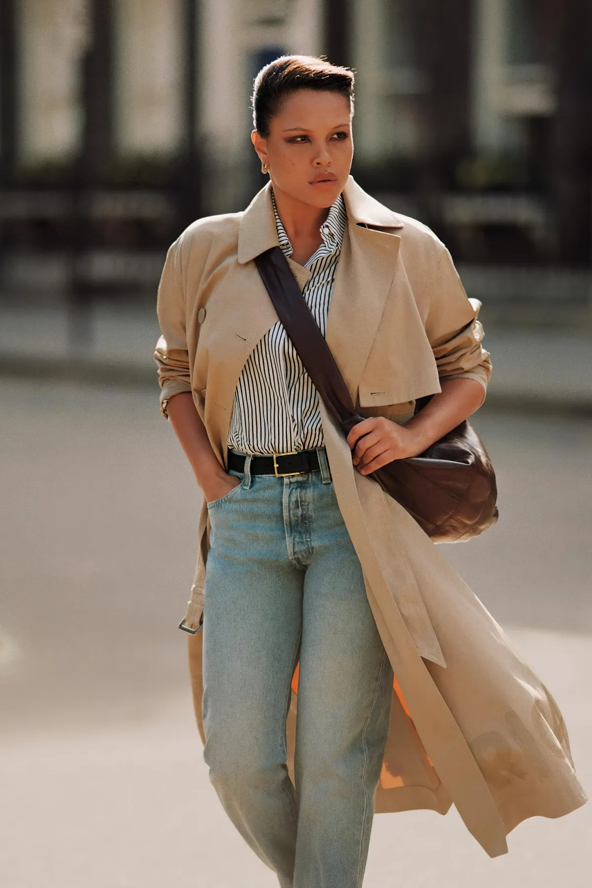 jean bleu classique chemise rayure trench coat beige