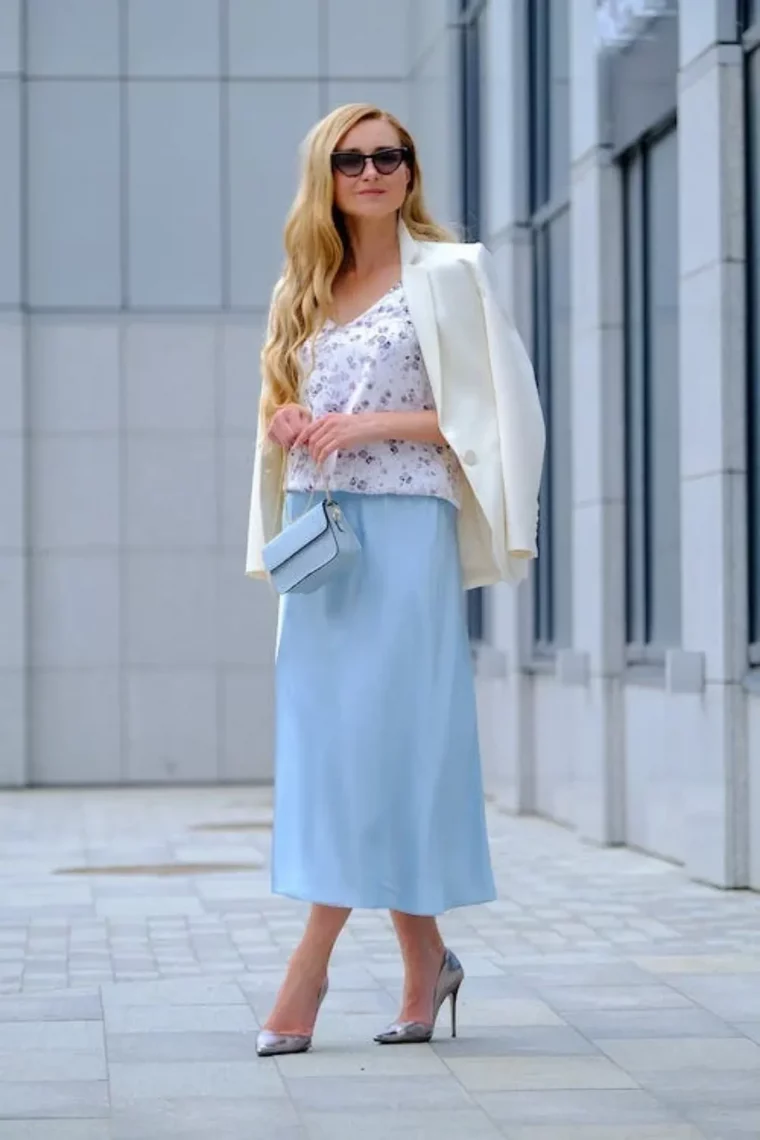 jupe midi bleu ciel blouse blanche veste blanc casse