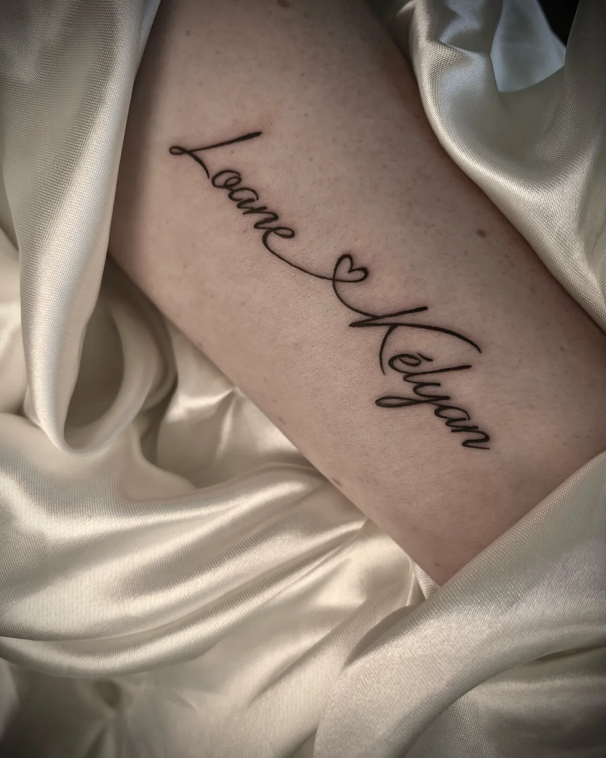 lafillequitatoue tatouage leane et keylan sur l arm d une femme
