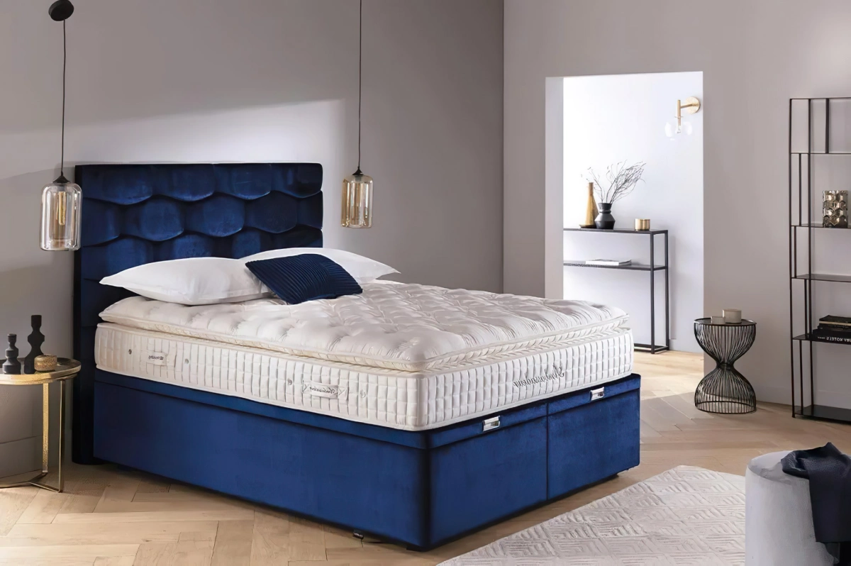 lit tapisse velours bleu marine coffre rangement meuble chambre adulte