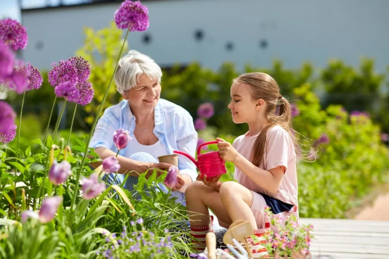 mamie etpetite fille dans lejardin