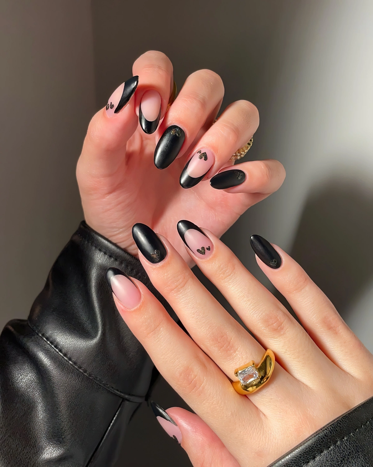 manucure noire ongles longs forme amande nail art