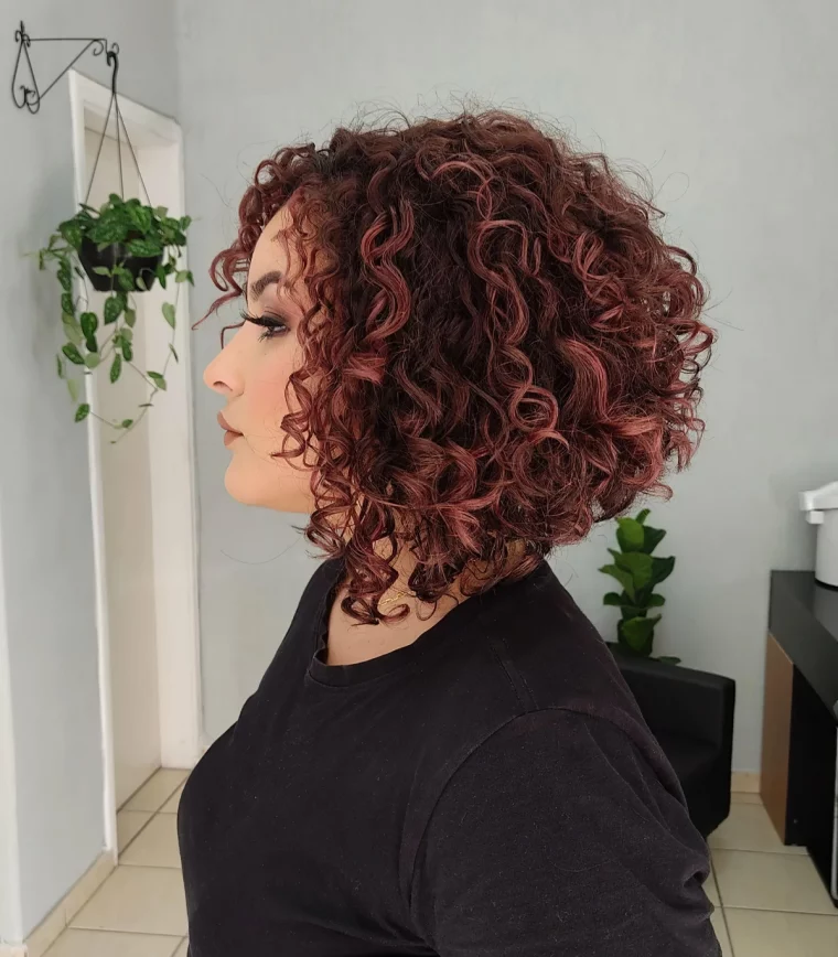 meches rouges cheveux fonces boucles coupe volume arrire degrade