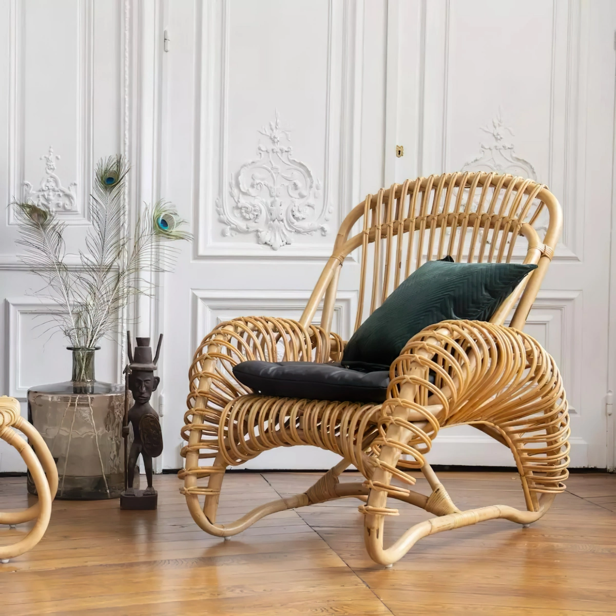 meuble fibre vegetale fauteuil en rotin mur blanc parquet bois