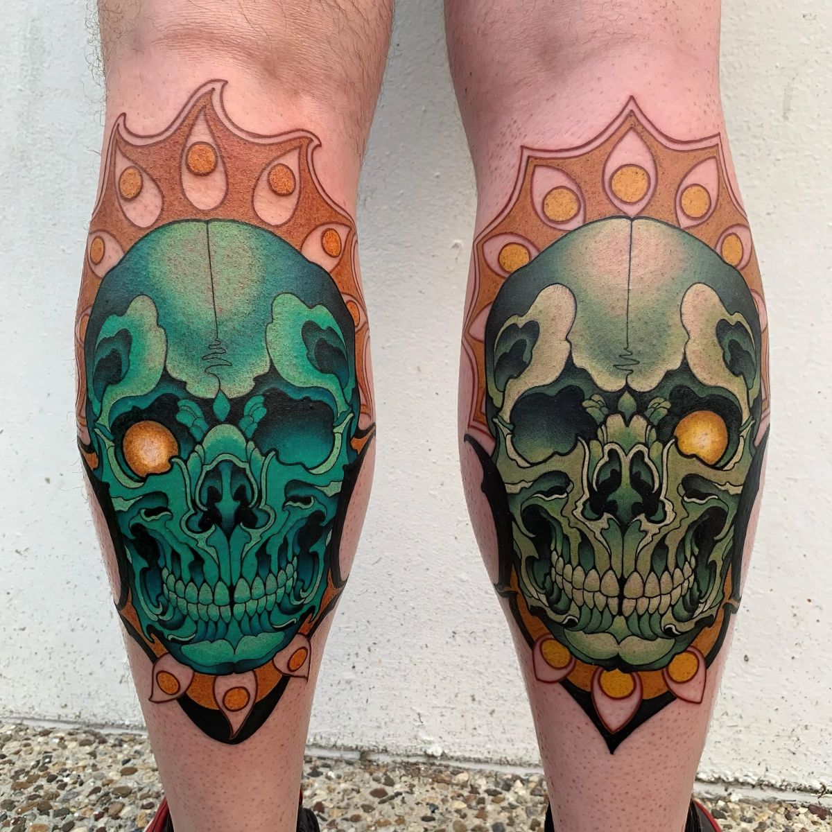 modele tattoo en couleur dessin tete de mort en vert et orange