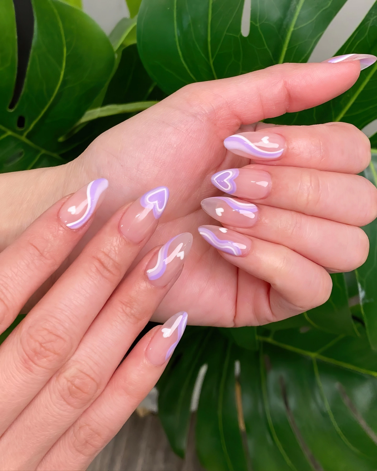 nail art dessin en violet et blanc vernis transparent base ongles