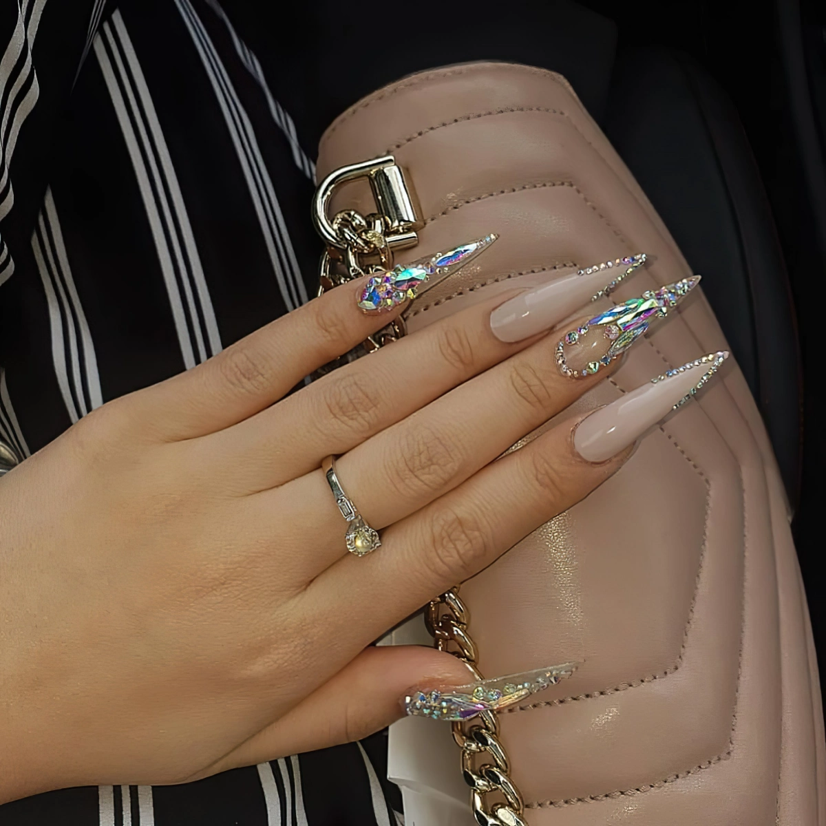ongles forme stiletto en pointe couleur nude embellissement strass cristaux