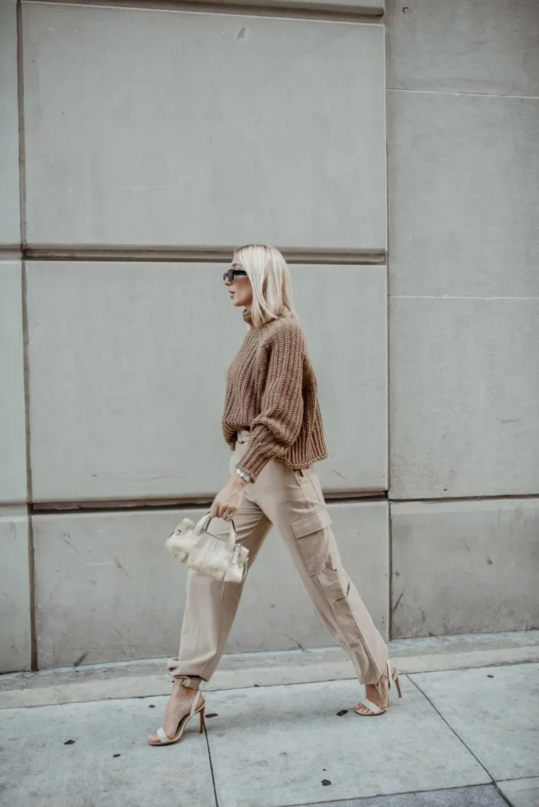 outfit cargo beige femme sandales et pull