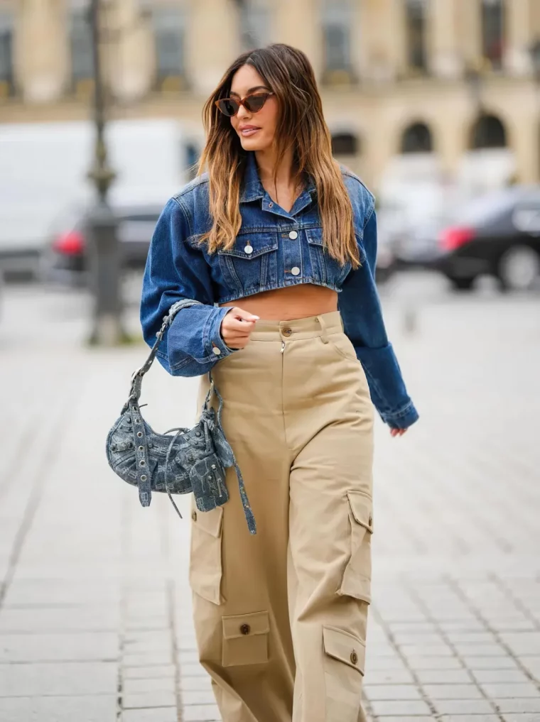 pantalon cargo beige avec veste en denim courte