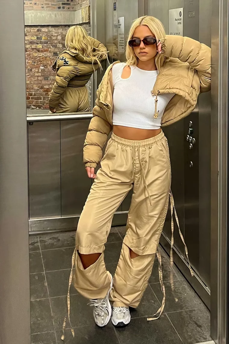 pantalon et blouson beiges crop top blanc baskets