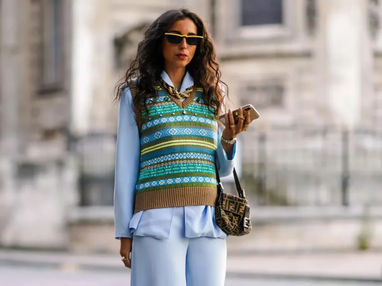 pantalon et chemise bleus gilet sans manches