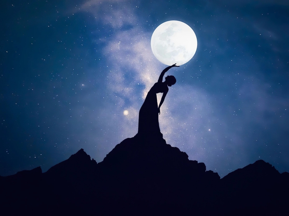 pleine lune effet spirituel dance femme silouette robe longue etoiles