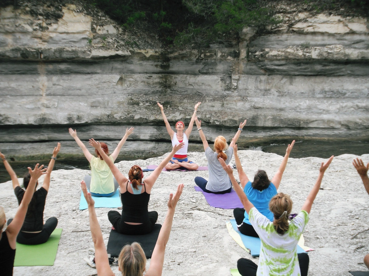pratique yoga entrainement corps mentalite esprit spiritualite groupe femmes