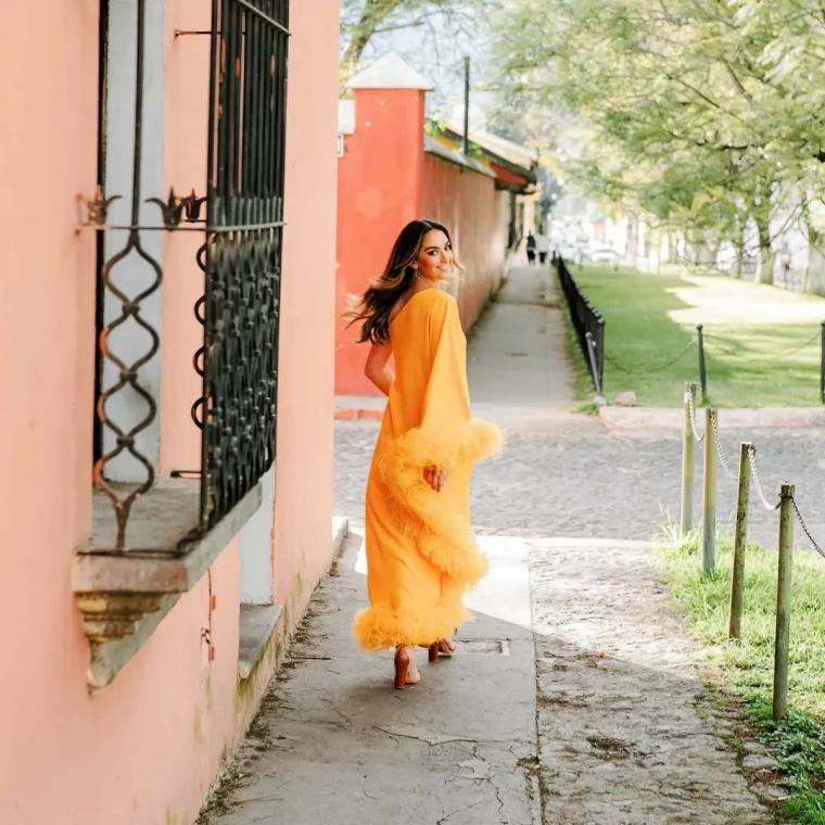 robe habillee longue orange ourlets a plumes