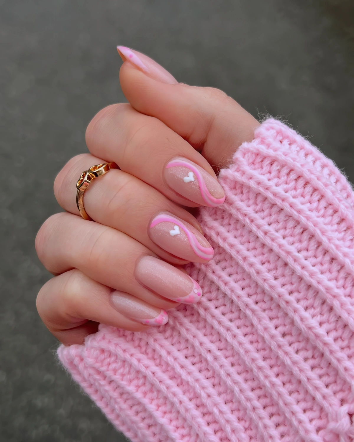 rose pull femme ongles amour dessin coeur blanc