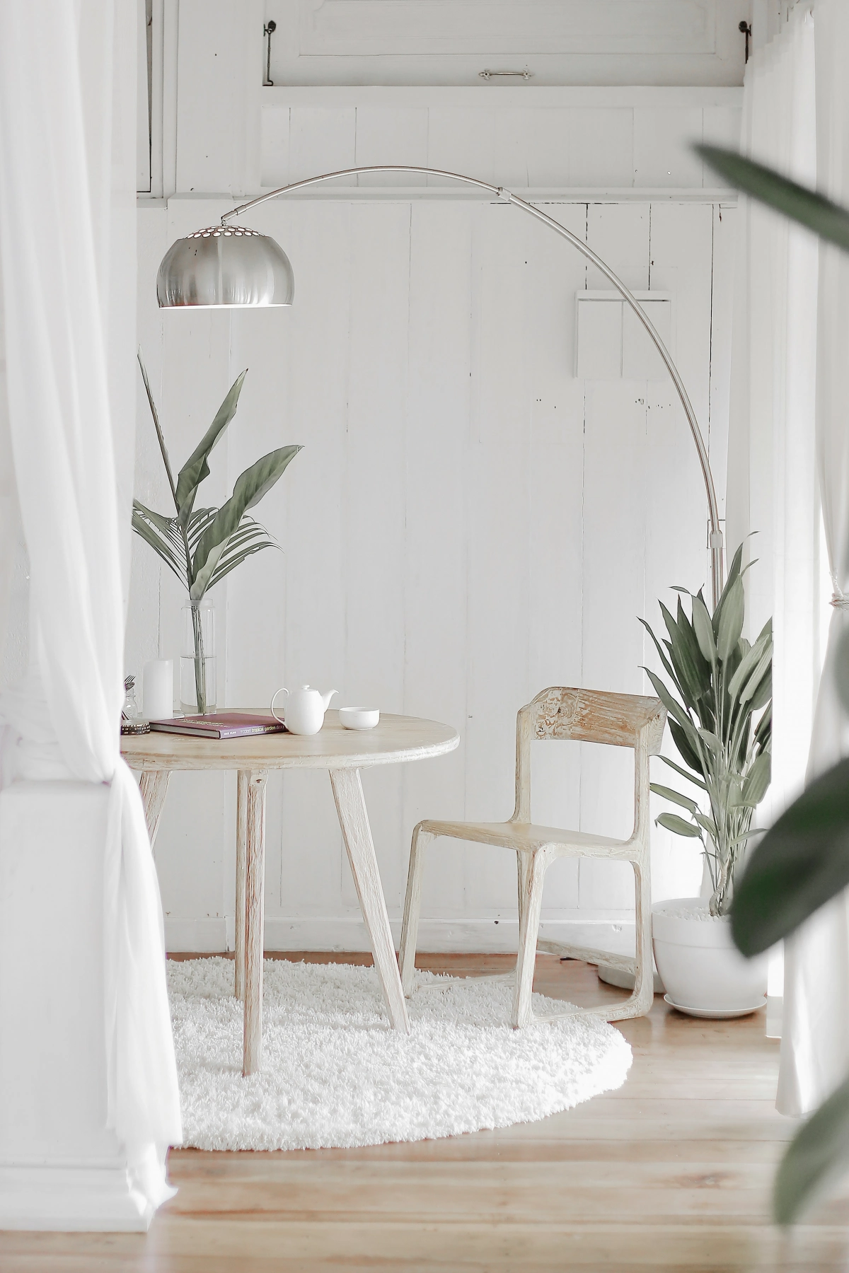 table ronde bois use meubles style shabby chic mur blanc bois lampe argent