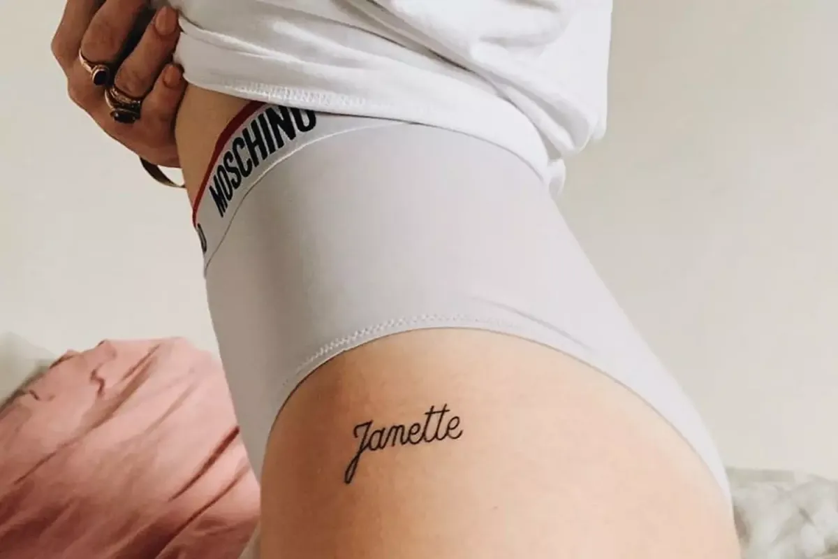 tatouage janette sur le hanche femme de 50 ans