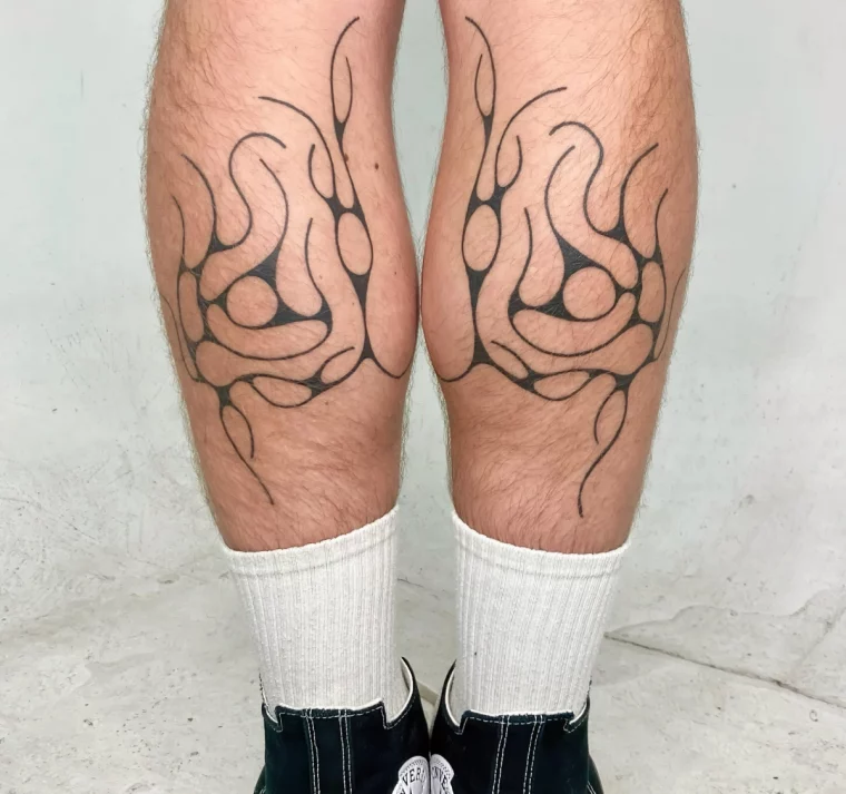 tatouage mollet femme discret lignes geometriques dessin jambes