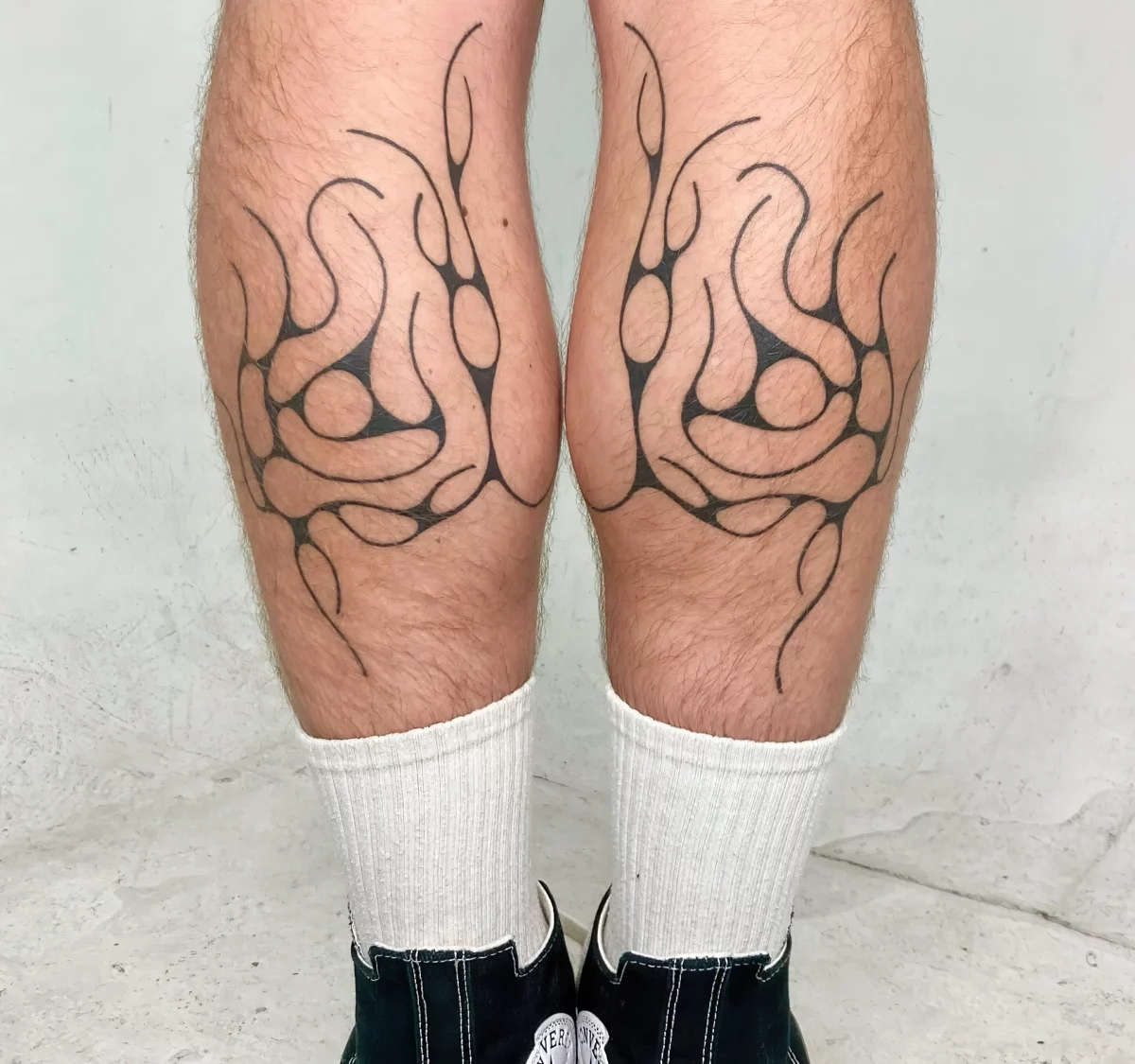 tatouage mollet femme discret lignes geometriques dessin jambes