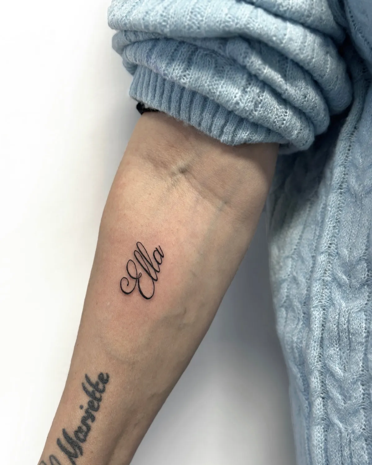 tattooonthemoon tatouage d un prenom femme au pull bleu ciel