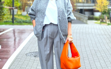 tenue avec un pantalon gris sac orange mode femme 50 ans