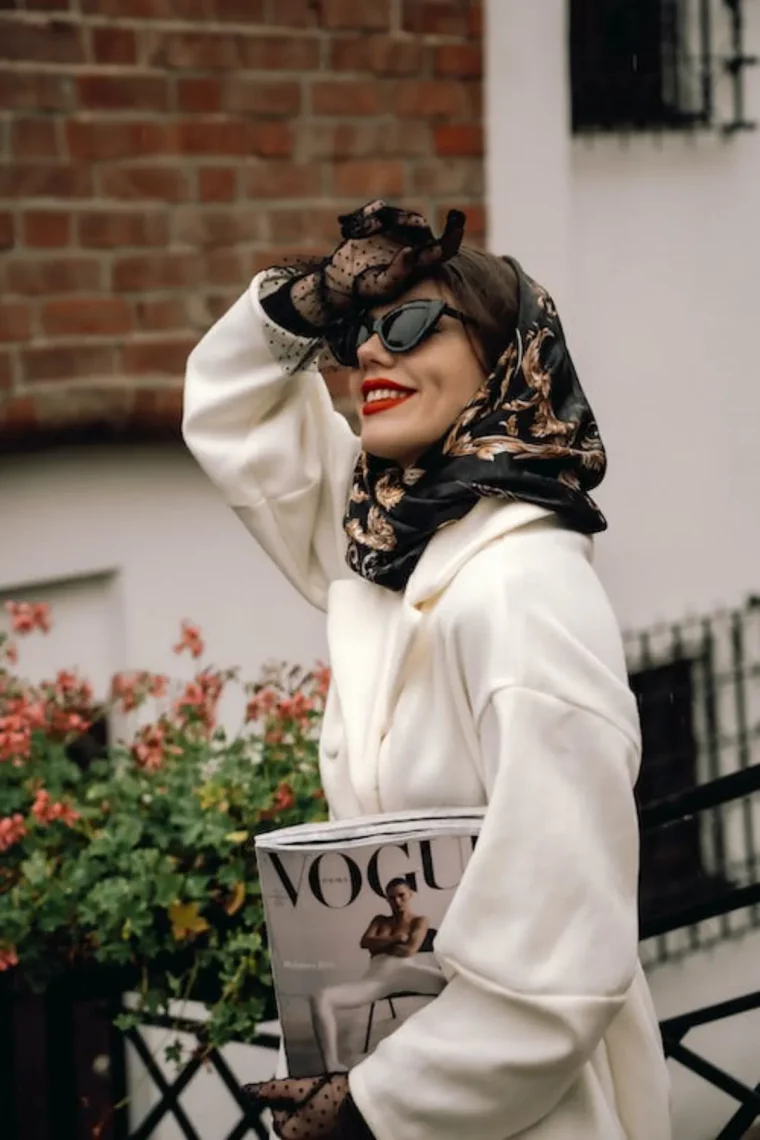 tenue chic et elegante manteau blanc foulard sur les cheveux